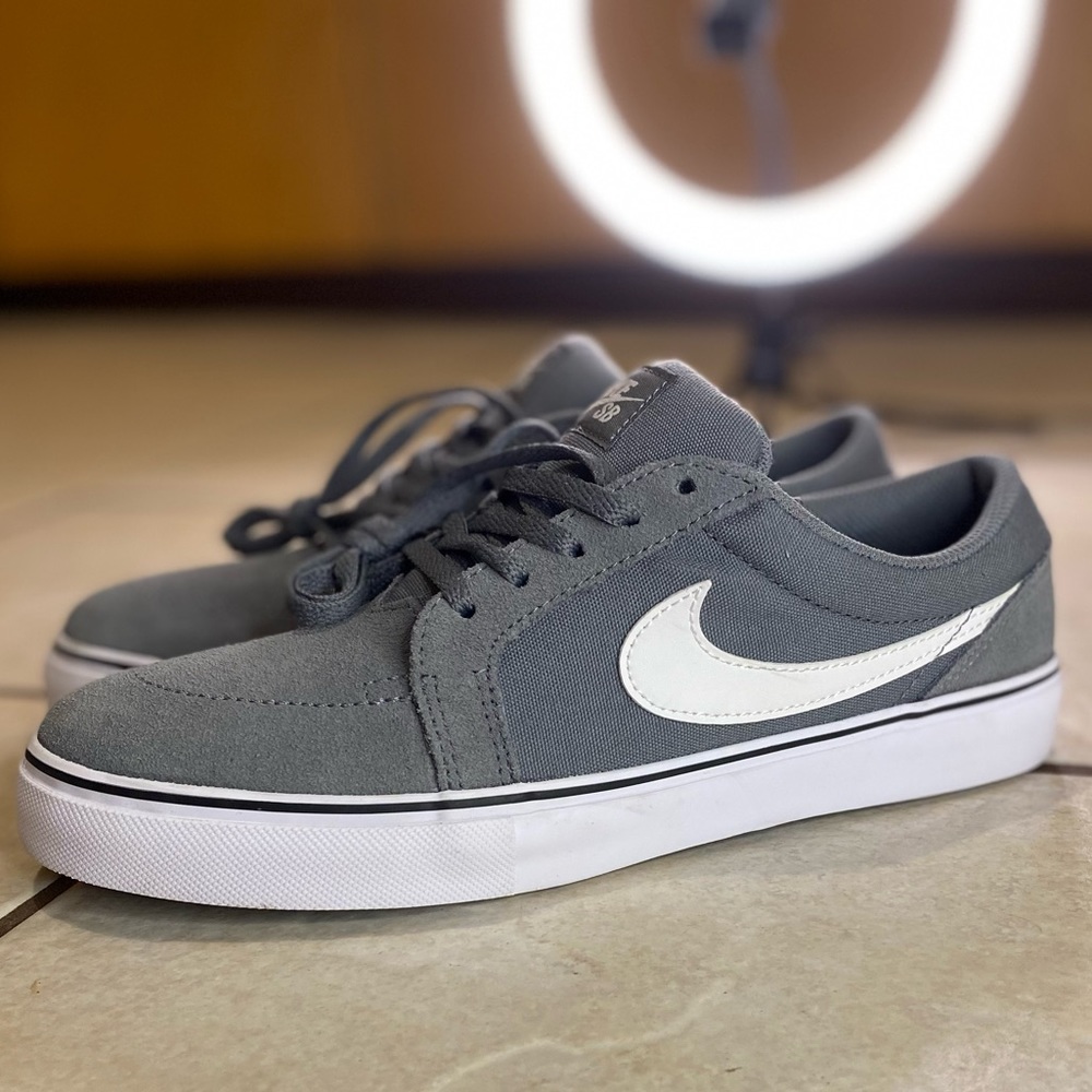 Nike Satire II (GS) Boy's Skate Shoe  Sz 7y   Gray White 729810 001